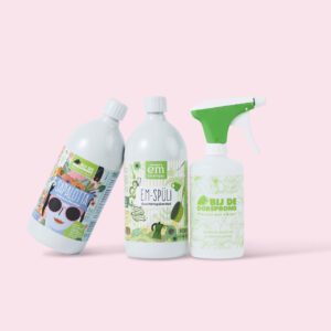 Schoonmaakset met allesreiniger, afwasmiddel en sprayfles