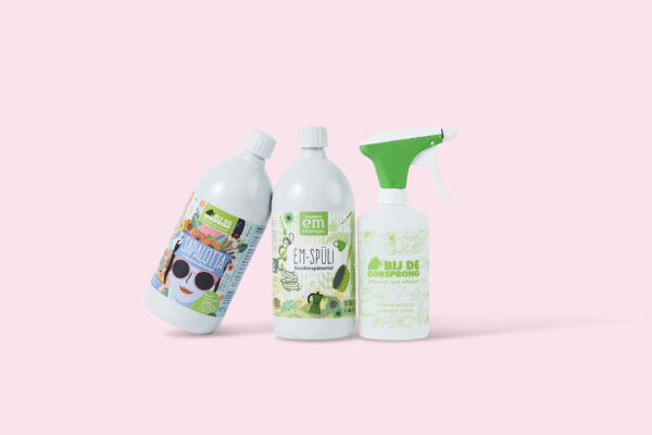 Schoonmaakset met allesreiniger, afwasmiddel en sprayfles